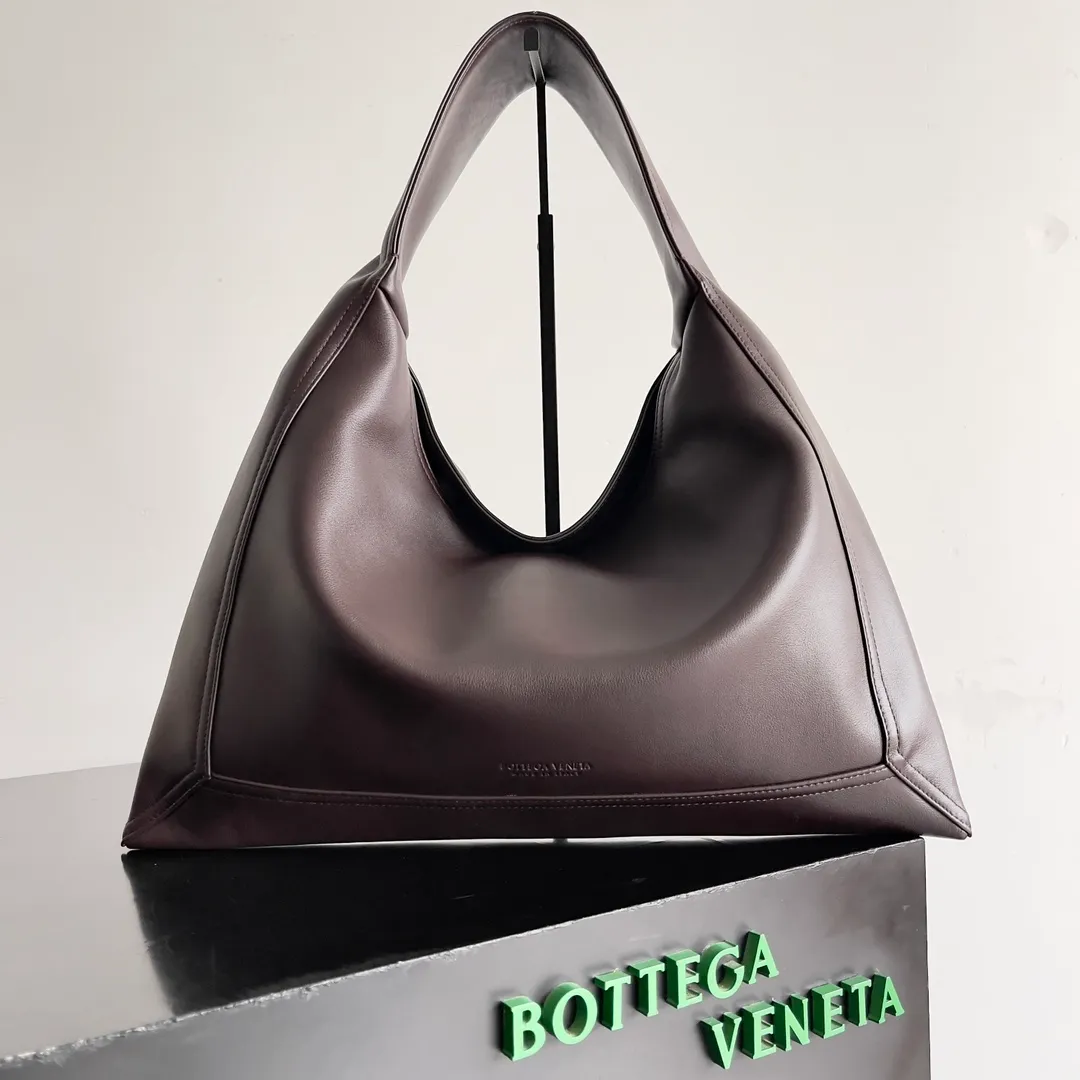Batch 2080 Bottega Veneta, the flagship product of the 2024 autumn and winter, is making a splash from the catwalk to the streets. It not only brings a strong retro atmosphere, but also can easily interpret different styles through a variety of matching methods. Whether it is a smart and elegant workplace look or casual and comfortable daily wear, fully imported calfskin is a fashion element you can’t miss! Style number: 803977 Size: 41*20*8cm